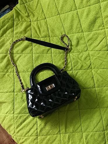 Elegantna ženska torbica od lakovane eko-kože u crnoj boji. -