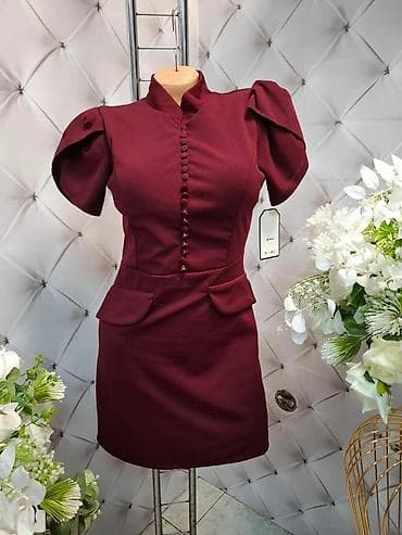 torba za rame: Elegantna ženska mini haljina sa kratkim rukavima i visokim kragnom — 4