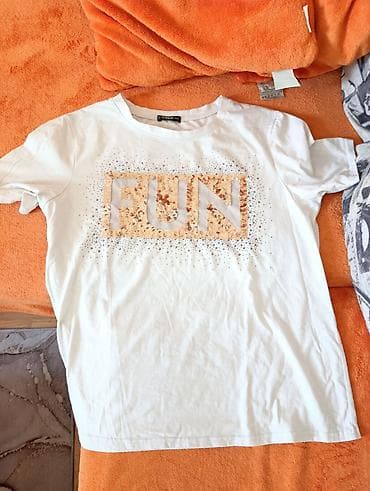 zara topic: Bela ženska majica kratkih rukava sa šljokicama i natpisom “FUN”. - — 1