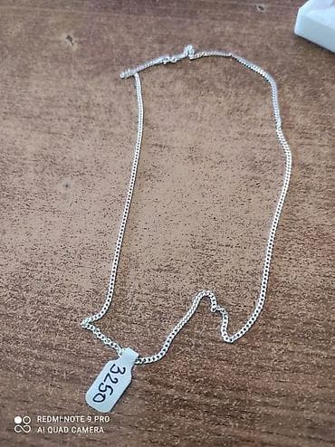 stalak za qr kod: Srebrni lančić sa pločicom - Materijal: deluje kao srebro, fini sjaj — 1