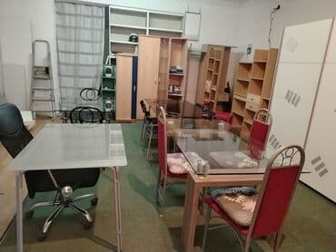 visece stolice: Stakleni sto sa metalnim nogama i ramom, pogodan za trpezariju ili — 6