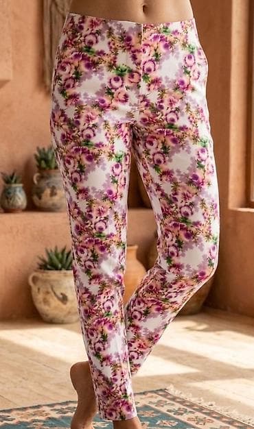 Pantalone: Ženske pantalone s cvetnim printom - Model: ravne nogavice, dužina do — 1
