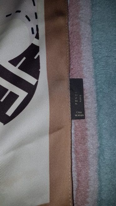 nosena bogner kapa: Fendi marama 100% svila. Na jednom delu se od vezivanja blago — 4
