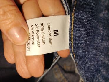 helanke sa visokim strukom: Ženske farmerke sa poderotinama i efektnim izbledelim detaljima. - — 4