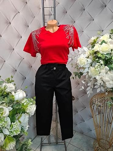 Ženska majica sa ukrasnim perlama na ramenima i pantalone - Model