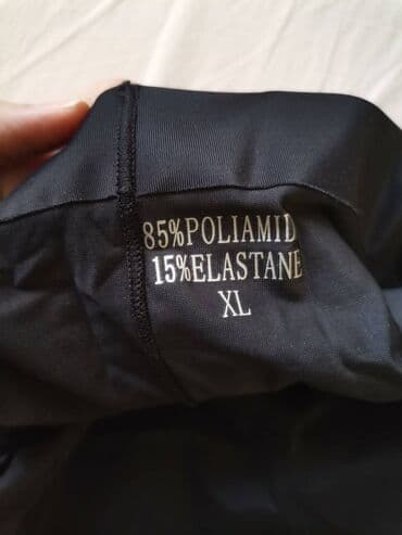 Bodi: Steznik. Naznačena veličina steznika je XL, ali je dosta manji, možda — 4