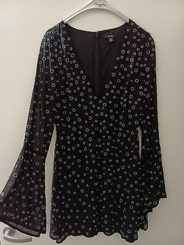 Haljine: Crna mini haljina sa V-izrezom i zvonastim rukavima. Tkanina je lagana — 2