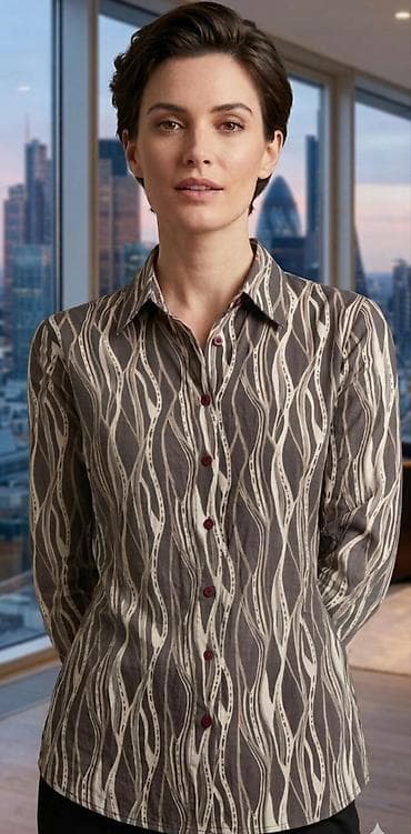 moderne zenske kosulje: Ženska košulja sa dugmićima – siva sa apstraktnim talasastim dezenom u — 1