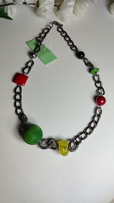 Unikatna ogrlica sa masivnim karikama i šarenim perlama - Dizajn — 2