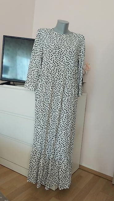 odece: Crno-bela maksi haljina s tufnama - Model: duga, lepršava maksi — 3