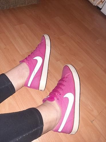 Nike patike pink boje, izuzetno udobne. Gaziste je 24,5 cm. Uklopive