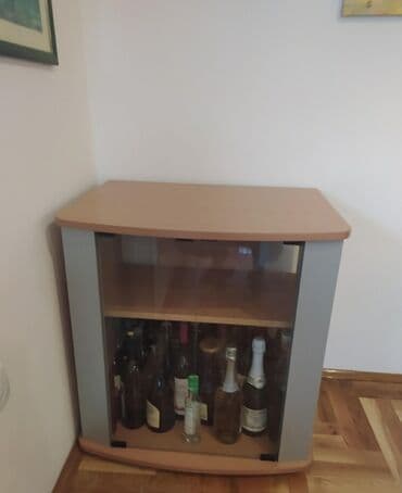 Sectional sofas: Komoda na prodaju bez oštećenja. 
Visina 75 cm
Širina 70cm
Dubina 50cm — 3