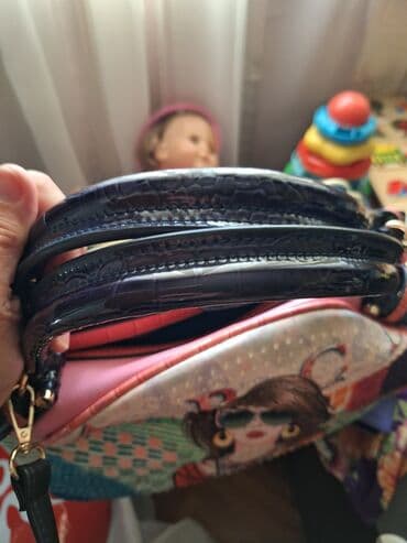 otkup satova novi beograd: Torba sa printom devojke, lakovana na pojedinim delovima, ima i nitne — 7