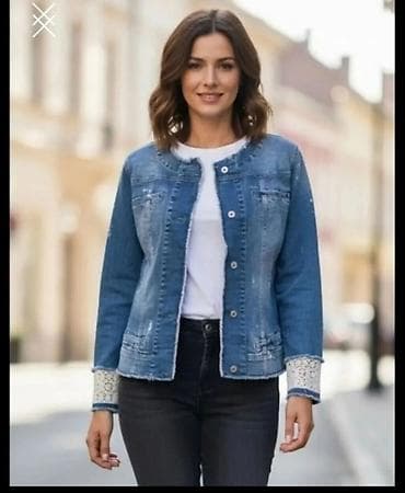 Ženska teksas jakna bez kragne, klasičnog ravnog kroja. Kopčanje na