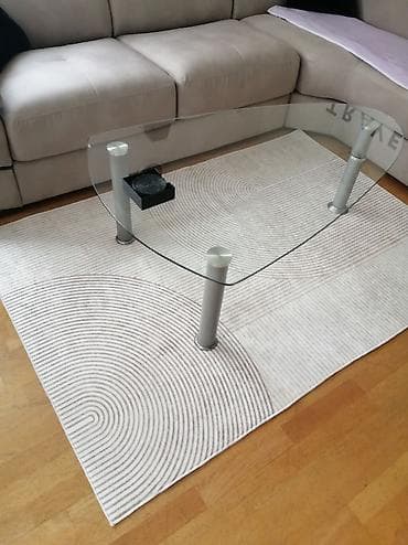 Stakleni klub sto modernog dizajna - Ploča: providno kaljeno staklo