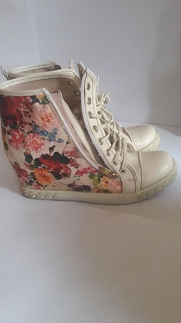 Cipele, sa skrivenom petom, vel.39, al mogu je nositi i osobe vel.40 na lalafo.rs Cipele, sa skrivenom petom, vel.39, al mogu je nositi i osobe vel.40