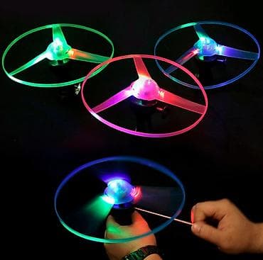 coca cola kamion igracka: Nov svetleći leteći disk. Ima tri LED boje crvena, zelena i plava — 3