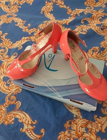 Ženske lakovane sandale na štiklu – kajsija boja - Model: T-strap (T