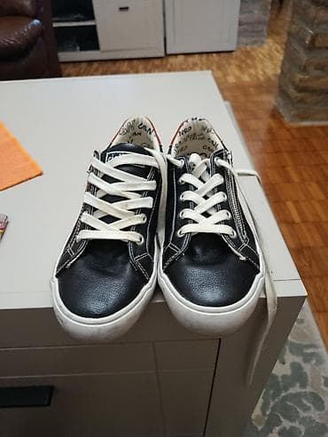 Prodajem kožne dečije patike marke Ciciban u odličnom stanju, jednom — 6