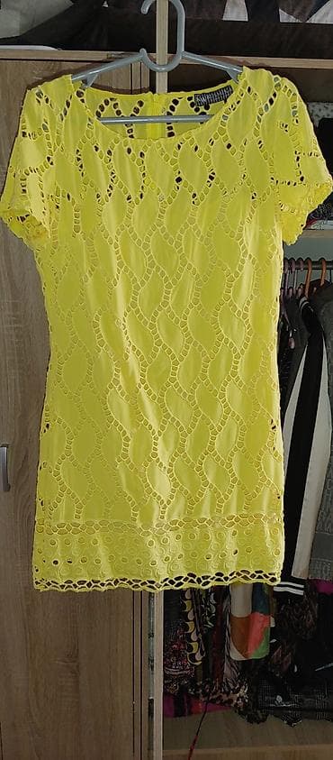 prsluk s: Žuta čipkana mini haljina – KOSMIKA womenswear - Kroj: ravna silueta — 3