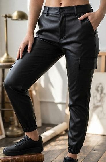 Ženske pantalone od eko kože – crne, cargo/jogger kroj. - Materijal
