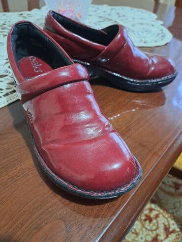 dzemper sa kapuljacom: Ženske klompe/cokule Bolo – bordo lak koža - Brend: Bolo (metalni — 2