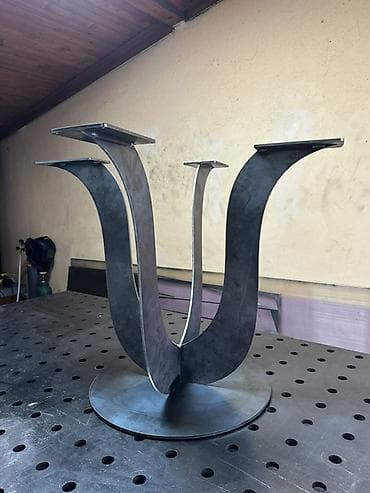 ugaone forma ideale cena: Prodajem metalno postolje seceno na laseru, sa skrivenim varovima — 2