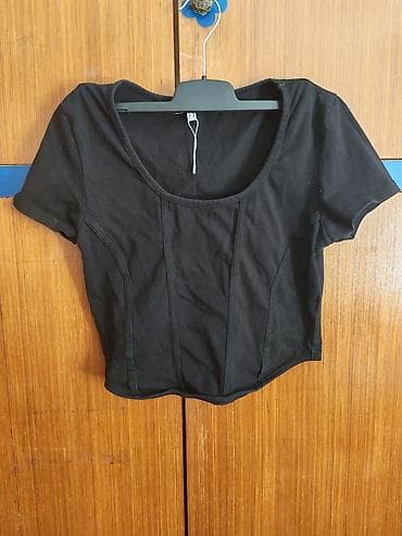 mango pantalone zenske: Crna crop majica kratkih rukava sa oblikujućim šavovima. - Model — 1