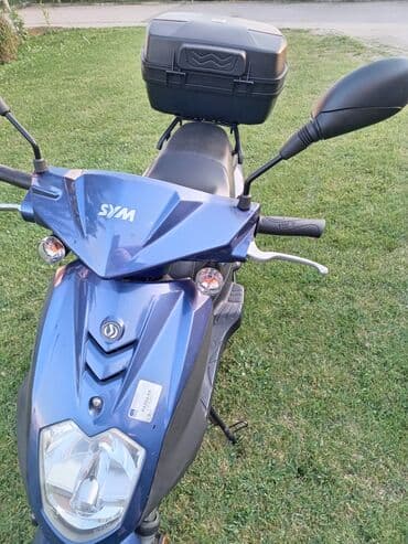 lidl kompresor za vazduh: SYM skuter u plavoj boji, idealan za gradsku vožnju. Poseduje udobno — 9