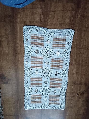 drveni sto sa klupama: Ručno rađeni heklani miljei sa vezenim cvetnim motivima - Set — 10