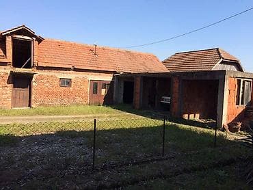 jeftine kuce gornji milanovac: Porodična kuća 1/1 u Starom selu, na glavnom putu. Stambena površina — 9