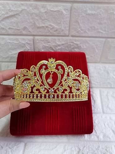 Handbags: Krune dostupno
Cena:2200 
💋 — 3