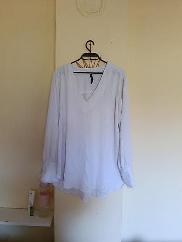 chanel cipele cena: Bela ženska bluza sa V-izrezom i dugim rukavima. Lagana tkanina koja — 1