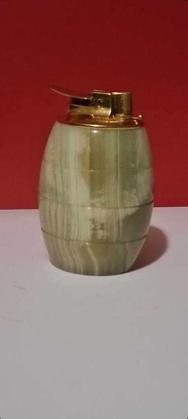 Ronson stoni upaljač od mermera, proizveden sredinom 20. veka.  -