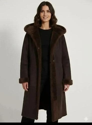 Duga ženska jakna/kaput sa kapuljačom u tamno braon boji. Model je na lalafo.rs Duga ženska jakna/kaput sa kapuljačom u tamno braon boji. Model je