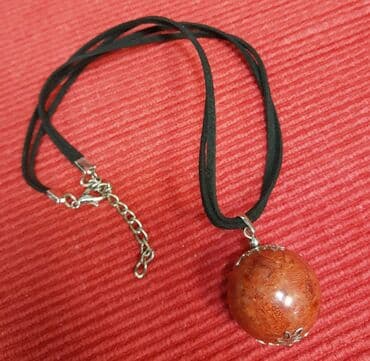 soho nakit – слике: Koral na kožici 

Prečnik kugle 2'5 cm 

Kupljen u Egiptu 
 
Prelep — 1