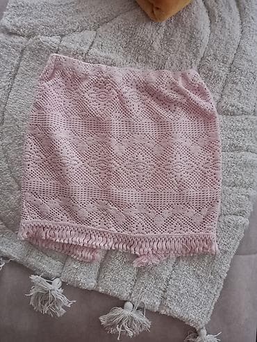 Suknjica odgovara veličini S i ima pamučnu postavu