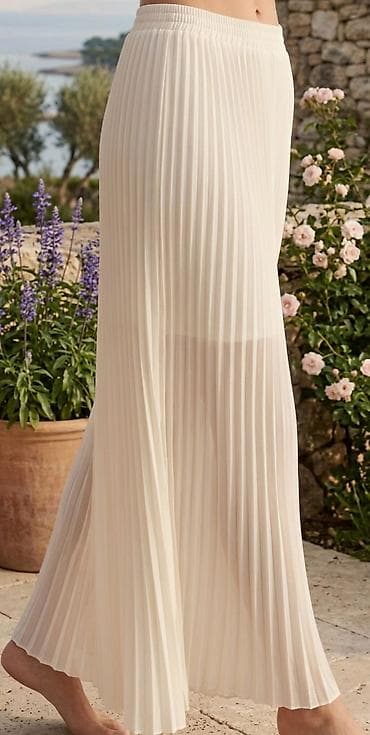 Plisirana duga suknja u boji šampanj/ekru. - Kroj: A-linija sa finim