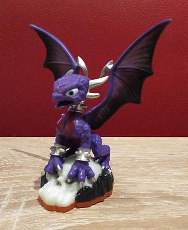 Skylanders Cinder iz serije Giants . Potpuno ocuvan i ispravan