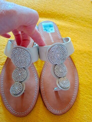 Flip-flops, Graceland, 37