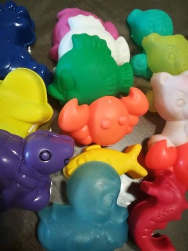 Plastične figurice za igru 12 kom sve za 500 din, raznih oblika i