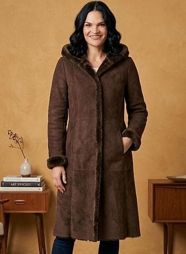 Ženska kaput‑jakna sa kapuljačom, dužine do ispod kolena, u bogatoj