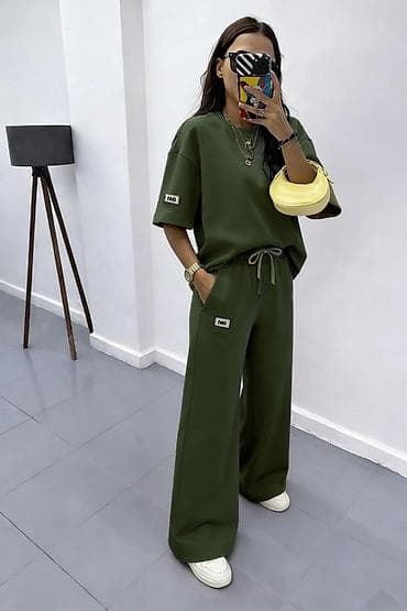 Gornji i donji deo: ✅Savrsen komplet trenerke – udobna casual garnitura
3200 din — 4