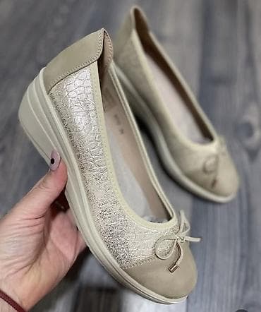 Ženske baletanke u bež nijansi sa udobnim povišenim đonom. Gornjište