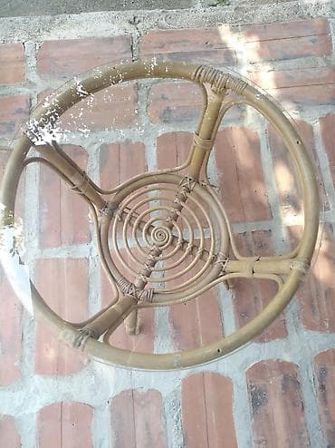 radni sto za devojcice: Sto od bambusa sa staklom. Lepo ocuvan. Precnika 61cm, visina — 2