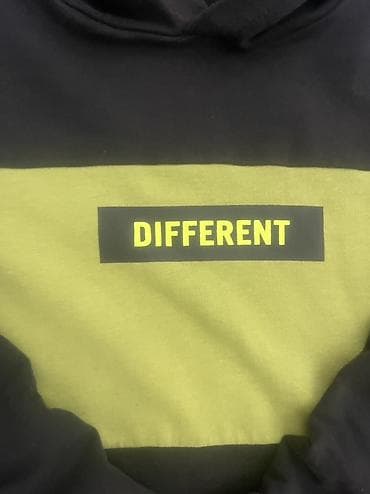 kofer sa bojama: Dukserica sa kapuljačom “DIFFERENT” - Boje: crna sa širokom — 2