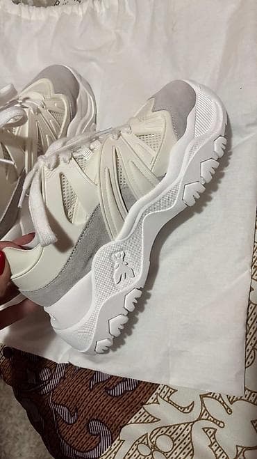 Donji delovi trenerke: Patike 36.5 Nove obuvane dva puta — 2