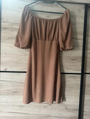 eudora mini: Haljina boje karamela sa ramenima na otkrivanje (off-shoulder) i puf — 1