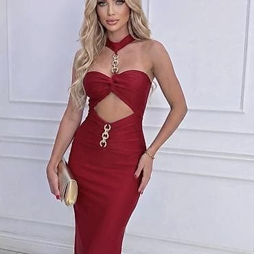 Elegantna haljina – model sa izrezom i zlatnim detaljima koja