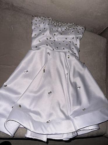 Belo svečano mini haljina bez bretela, izrađena od glatkog satenskog